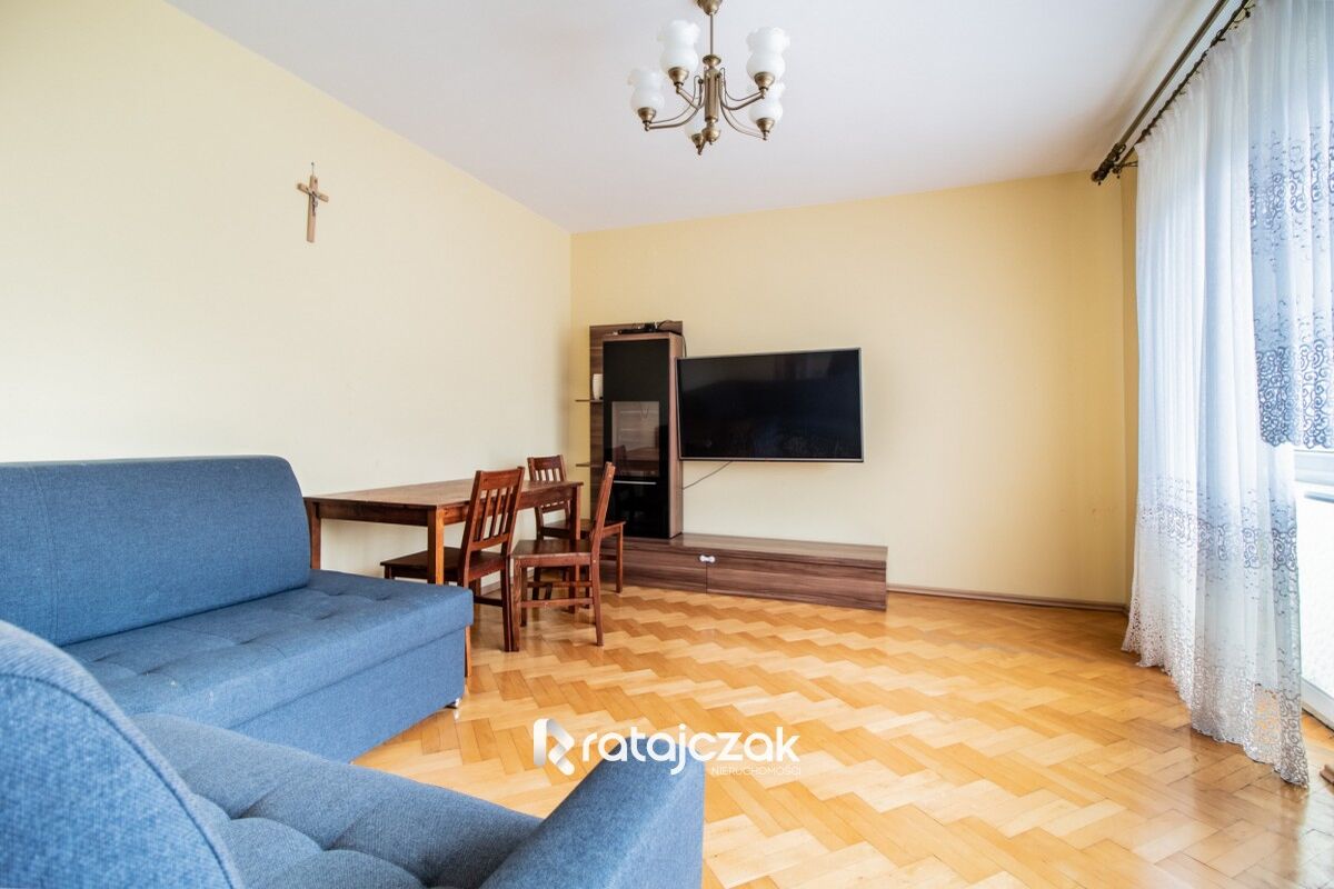 Dom wolnostojący z wydzielonymi dwoma mieszkaniamiRumia