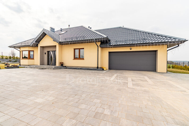 REZERWACJA - Parterowy dom wolnostojący z garażem - Strzepcz